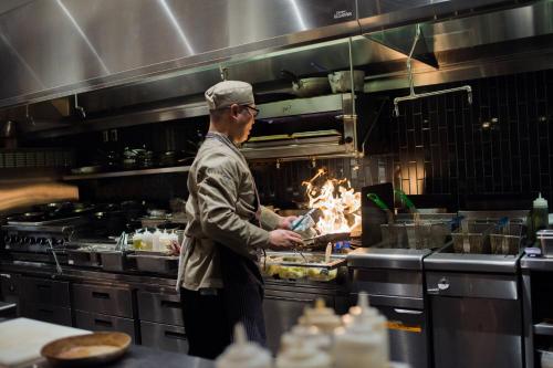 레스토랑, 델타 호텔스 버나비 컨퍼런스 센터 (Delta Hotels Burnaby Conference Centre) in 버너비 (BC)