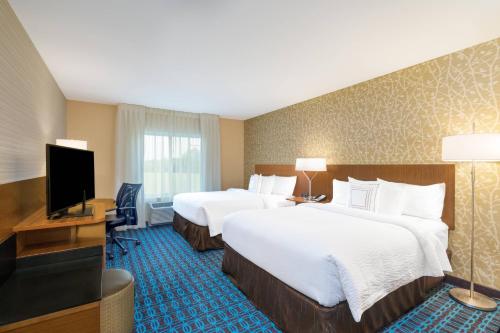 Queen Room with Two Queen Beds and Adapted Tub - Mobility Accessible