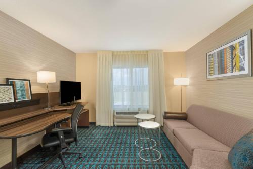 King Room with Roll-in Shower - Mobility Accessible