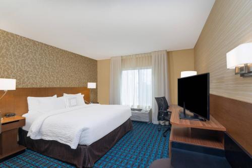 King Suite with Sofa Bed and Adapted Tub - Mobility Accessible