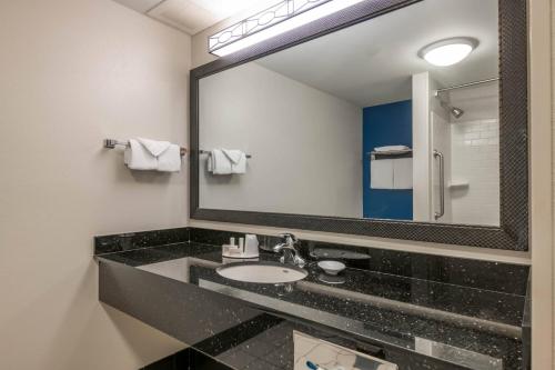 Fairfield Inn and Suites Holiday Tarpon Springs - image 8
