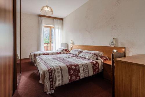 1 queen bed, 1 twin bed