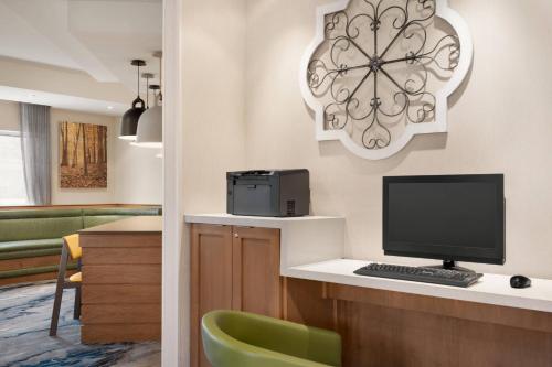 Fairfield Inn Erie - image 21