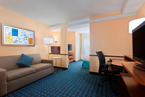 Deluxe King Studio with Sofa Bed image 2