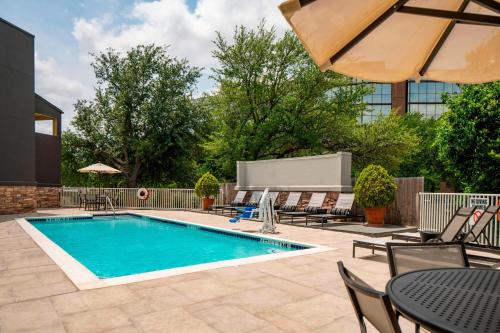 Swimming pool, Four Points by Sheraton Dallas Arlington Entertainment District in Arlington