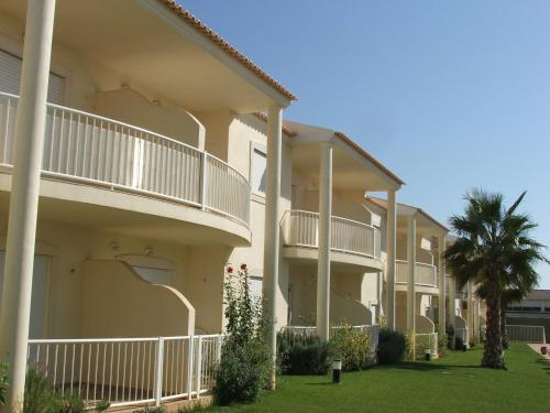 Jardins Vale de Parra Jardins Vale de Parra is perfectly located for both business and leisure guests in Albufeira. The hotel offers a high standard of service and amenities to suit the individual needs of all travelers. F