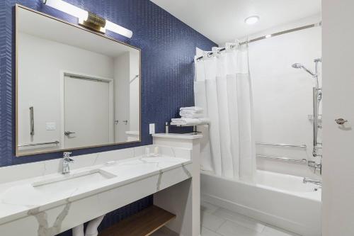 Fairfield Inn & Suites by Marriott Minneapolis North/Blaine - image 2