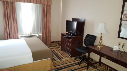 Country Inn & Suites by Radisson Fort Worth West l-30 NAS JRB - image 4