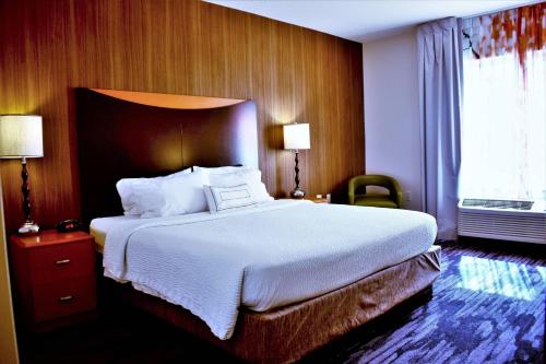 King Room with Adapted Tub - Mobility and Hearing Accessible