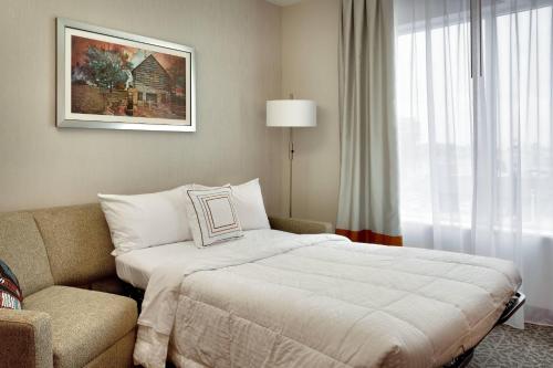 2 queen beds, 1 sofa bed