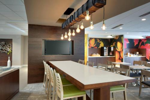 Fairfield Inn & Suites by Marriott Springfield North - image 8