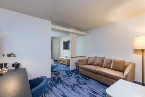 Fairfield Inn and Suites by Marriott Tampa North - image 9
