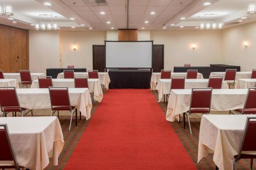 Four Points by Sheraton Asheville Downtown - image 13