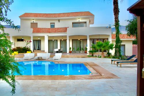 Villa blanche piscine chauffee in Riad Essalam