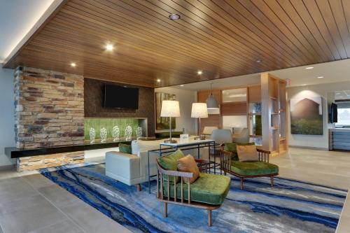 . Fairfield Inn & Suites Warsaw
