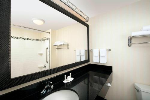 Fairfield Inn & Suites by Marriott Miami Airport South - image 8
