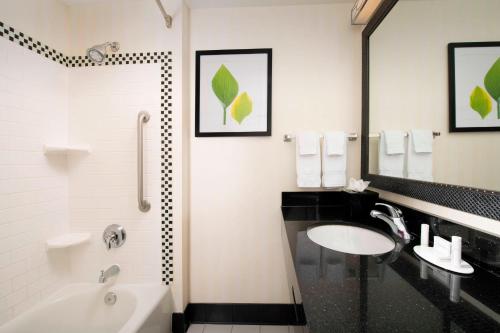 Fairfield Inn & Suites by Marriott Miami Airport South - image 2