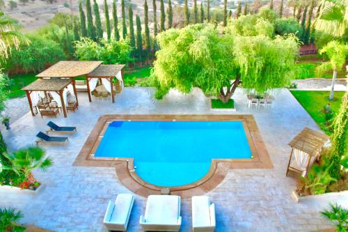 Villa blanche piscine chauffee in Riad Essalam