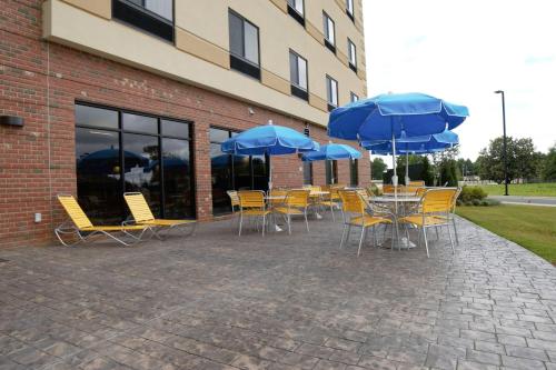 Fairfield Inn & Suites by Marriott Dunn I-95 - image 13