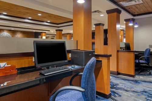 Fairfield Inn & Suites by Marriott Commerce - image 2