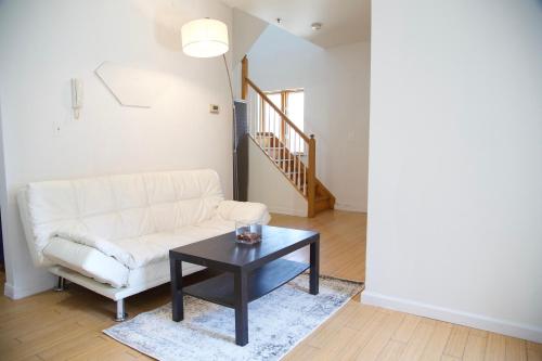 Brighton Beach Room p close to Subway in Brooklyn, USA