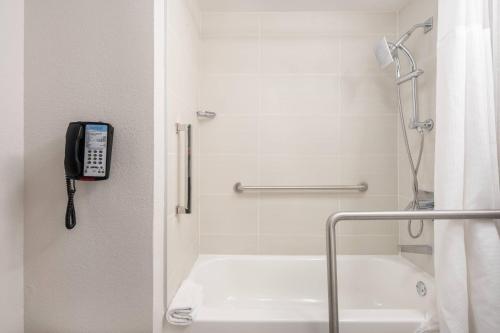 Fairfield Inn and Suites by Marriott Palm Beach - image 11