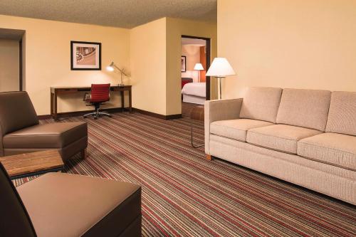 1 Bedroom 2 room Suite, 1 King, Alternate bed: sofa bed