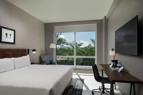Traditional, Guest room, 1 King image 2