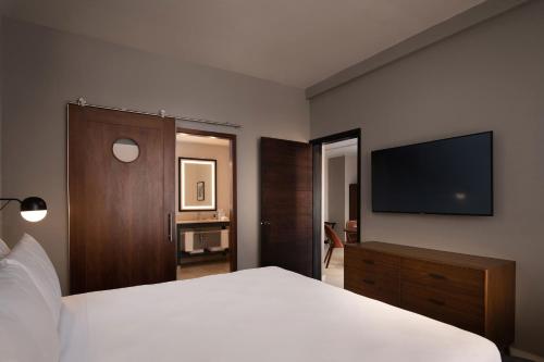 Suite, 1 Bedroom Suite, 1 King image 5