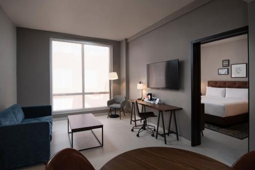 Suite, 1 Bedroom Suite, 1 King image 3