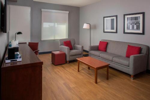 Four Points by Sheraton Houston Hobby Airport - image 14