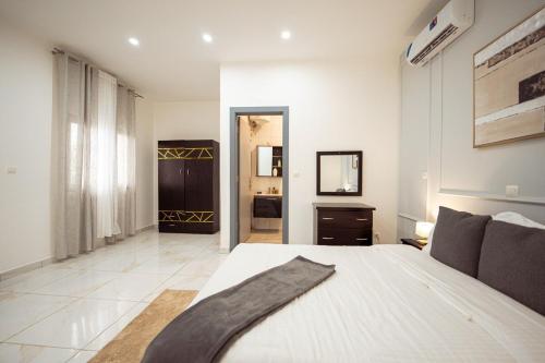 Charming & refined apartment in Либревиль