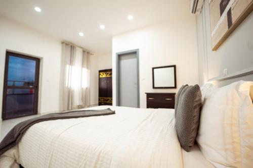 Charming & refined apartment in Либревиль