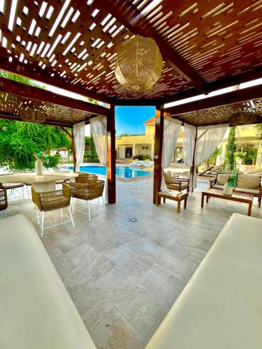 Villa blanche piscine chauffee in Riad Essalam