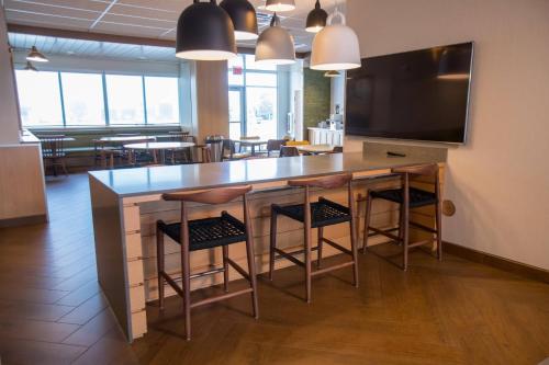 Fairfield Inn & Suites By Marriott Alexandria - image 2