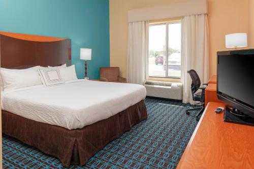 Fairfield Inn and Suites by Marriott Seymour - image 8