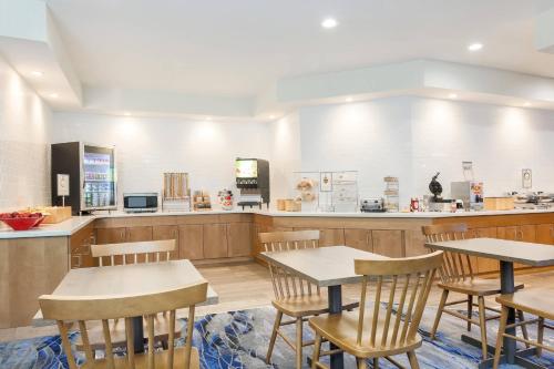 Food and beverages, Fairfield by Marriott Inn & Suites Houston Humble in Humble