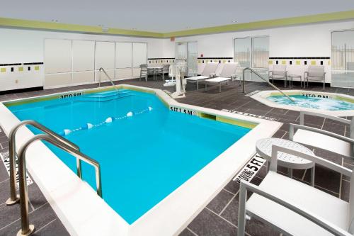 Swimming pool, Fairfield by Marriott Inn & Suites Weatherford in Weatherford (TX)