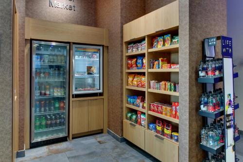 Fairfield Inn and Suites by Marriott Houston Brookhollow - image 11