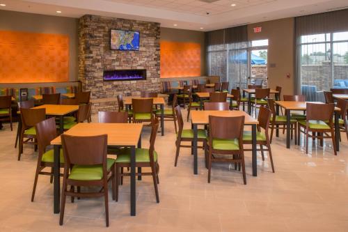 Fairfield Inn & Suites by Marriott Washington - image 2