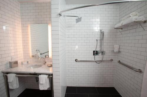 Standard King Room image 5