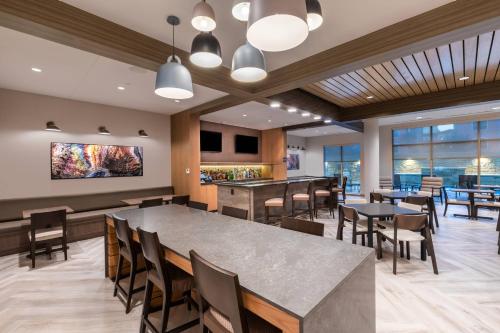 Fairfield Inn & Suites Houston Memorial City Area - image 7