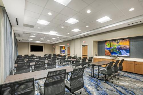 Fairfield Inn & Suites Houston Memorial City Area - image 12