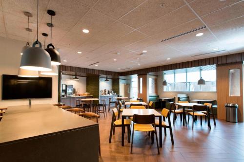 Fairfield Inn & Suites by Marriott Philadelphia Valley Forge/Great Valley - image 6