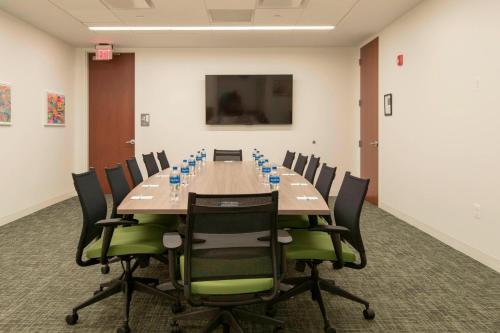 Fairfield Inn & Suites by Marriott Philadelphia Valley Forge/Great Valley - image 2