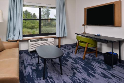 Fairfield Inn & Suites by Marriott Canton - image 2