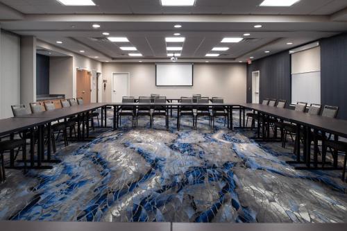 Fairfield Inn & Suites by Marriott Canton - image 7