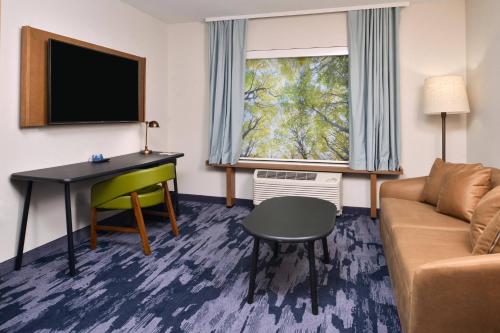 Fairfield Inn & Suites by Marriott Canton - image 12