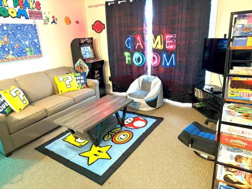 صالة مشتركة/ منطقة التلفزيون, Game Night Suite at Jiminy Peak Ski OnOff Sleeps 4 in Hancock