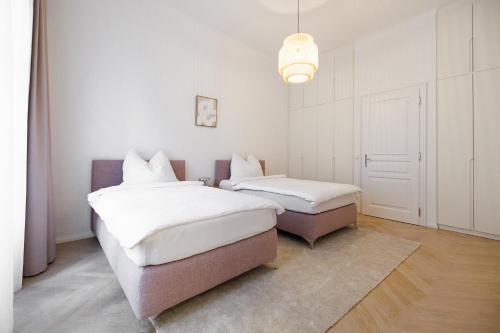 Ultra Spacious 3-Bedroom 3-Bath Steps from Vienna's Historic Heart - Tap to explore photos